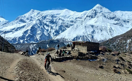 Mountain Biker on the way to Annapurna Circuit